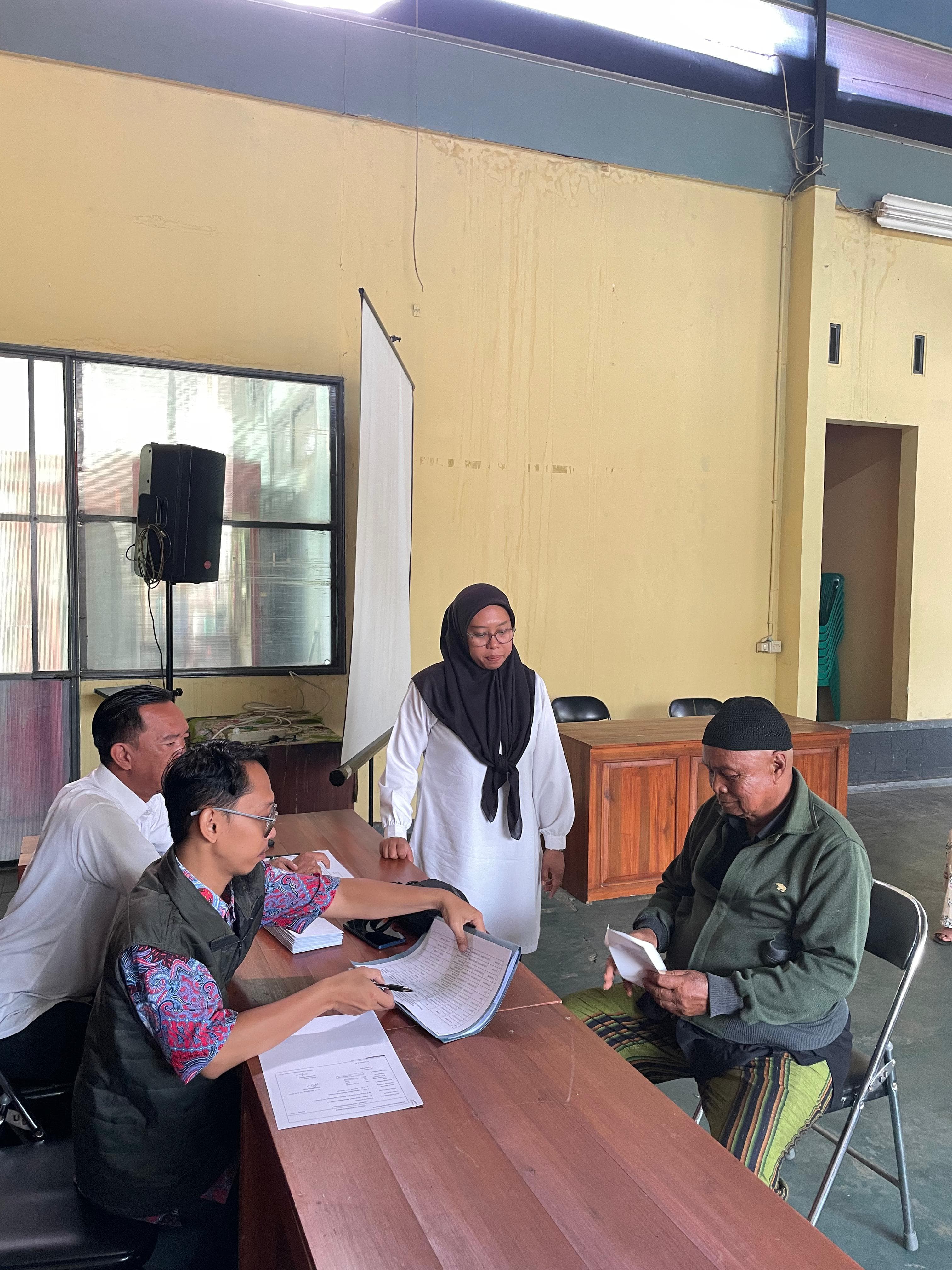 Penyaluran Bantuan BLT DD Triw...